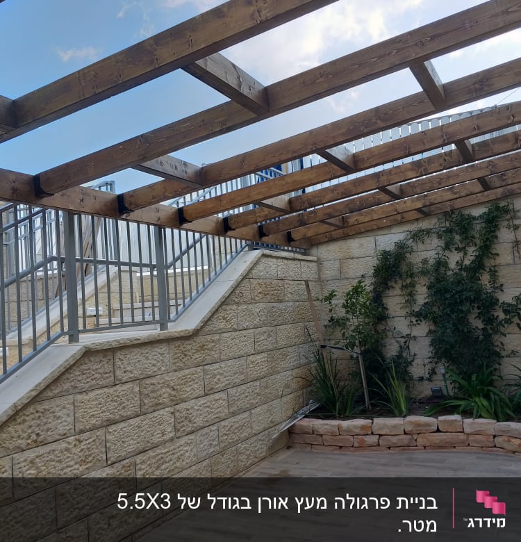 פרגולה מעץ מעל גינה קטנה עם צמחים מטפסים